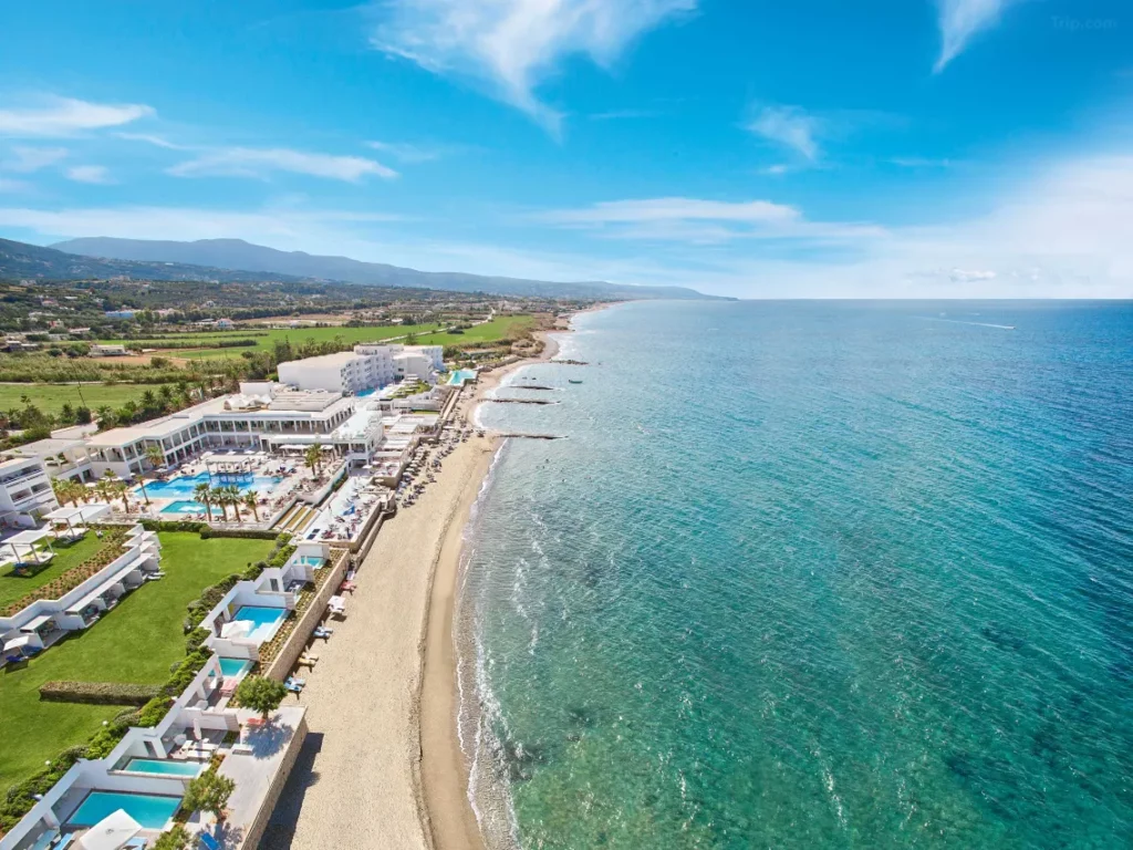 Sleek infinity pool at Crete’s Grecotel LUXME White Hotel, framed by minimalist architecture and the Aegean Sea’s azure horizon.